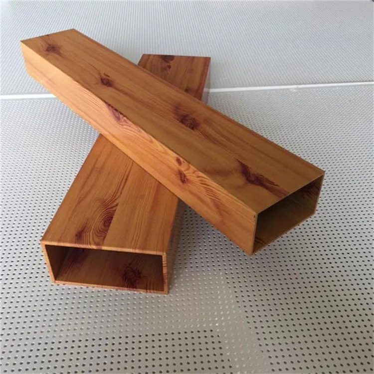 ¿Está atrayendo la atención el tubo cuadrado de aluminio rectangular con vetas de madera en el sector de la construcción y el diseño?