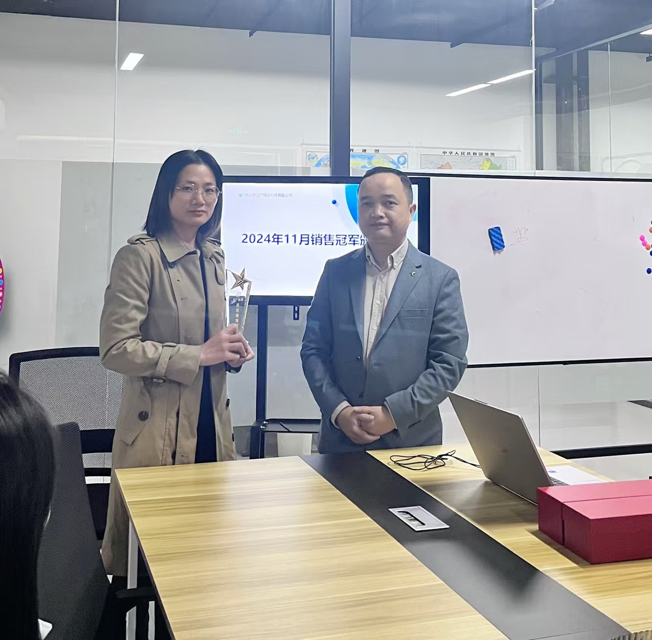 ¡Buenas noticias! La Sra. Guo Junqiao logró el título de campeona de ventas mensuales en noviembre.