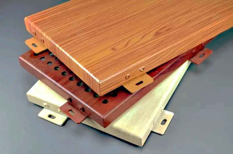 ¿Qué es la placa de aluminio de grano de madera de imitación? Originalmente, era un material de pared de cortina favorecido para casas de lujo