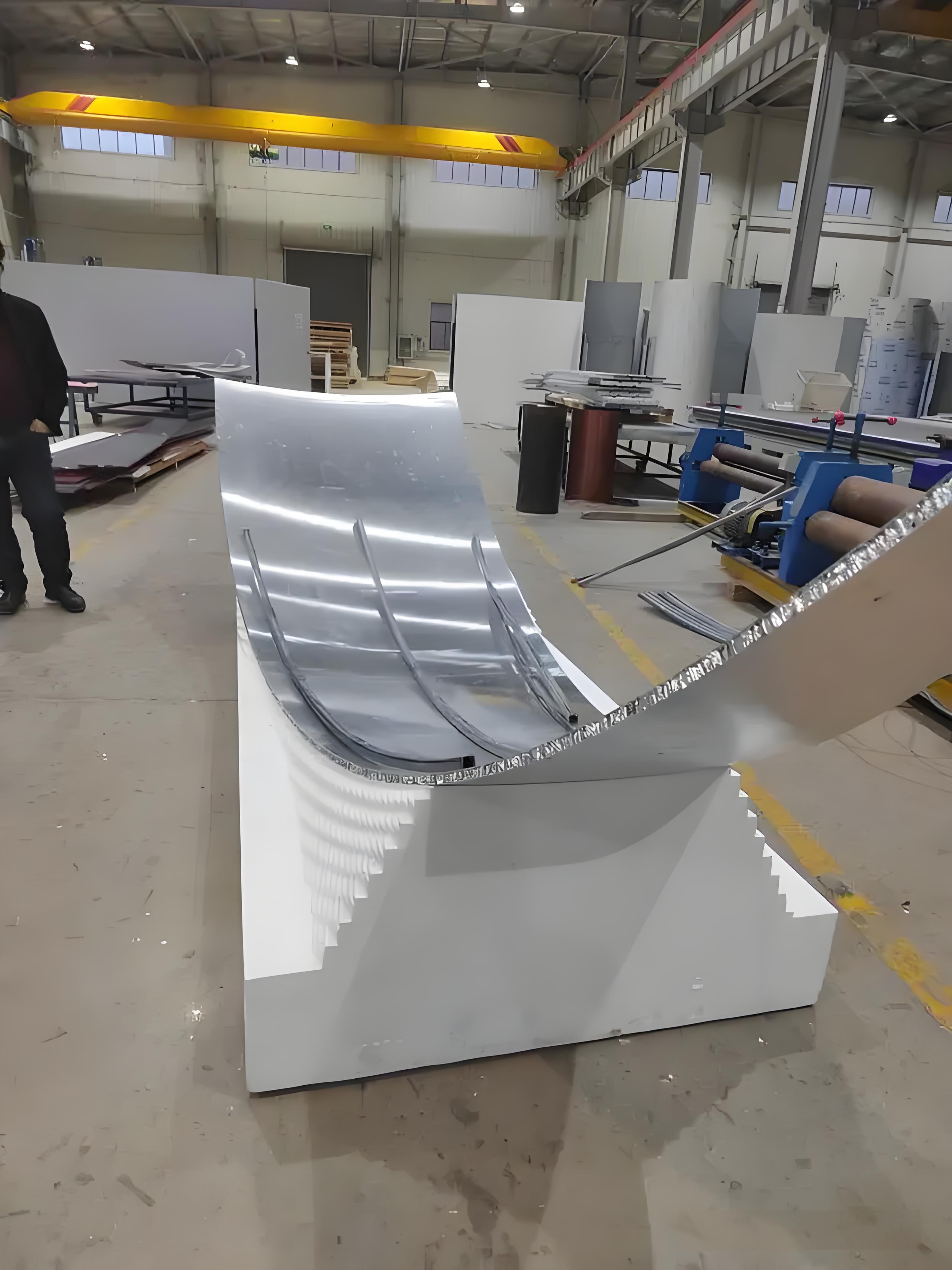Analice de manera integral la alta dificultad para fabricar paneles de panal curvos a partir de cuatro aspectos