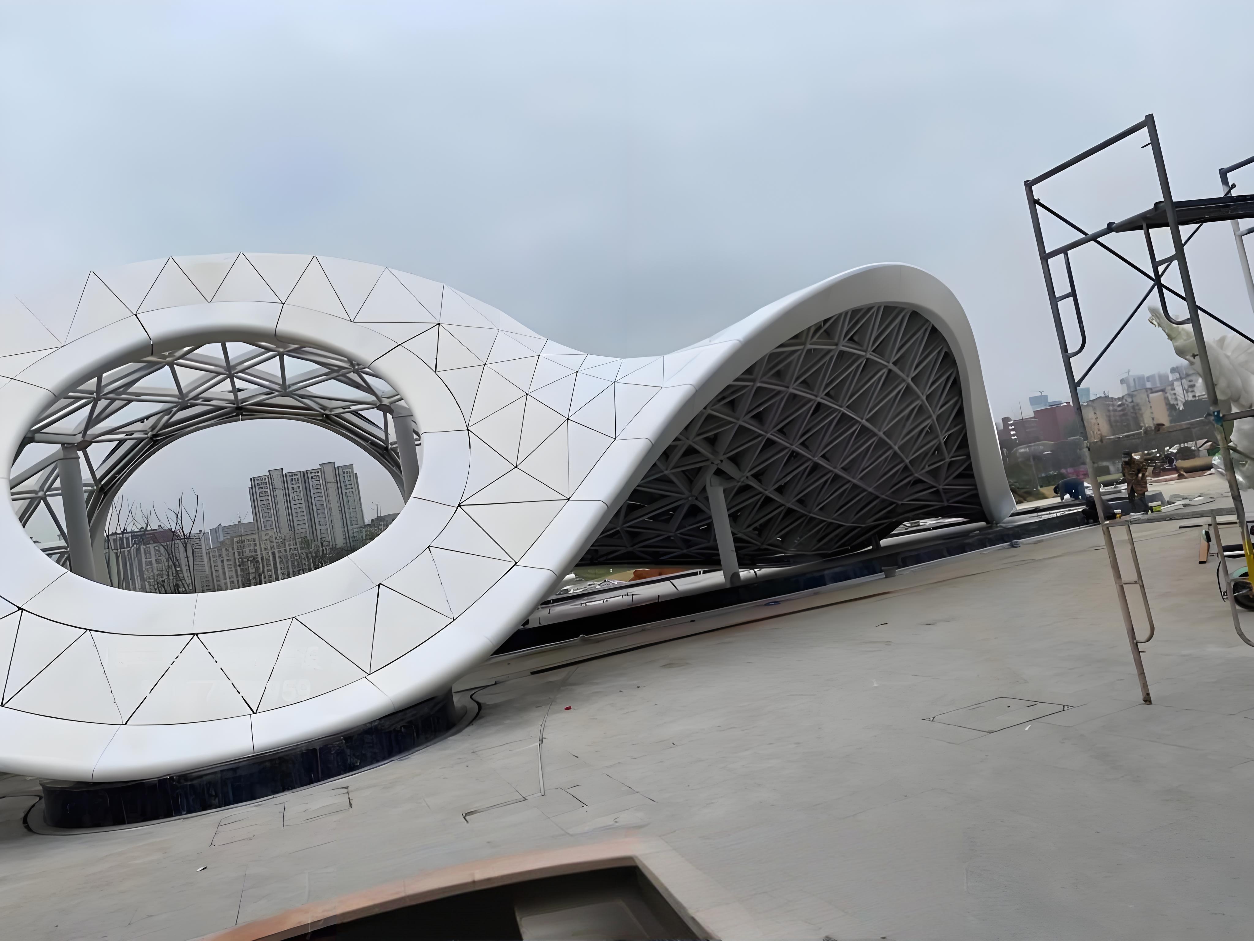 Concepto de una tecnología de formación en el sitio para paneles de aluminio curvos