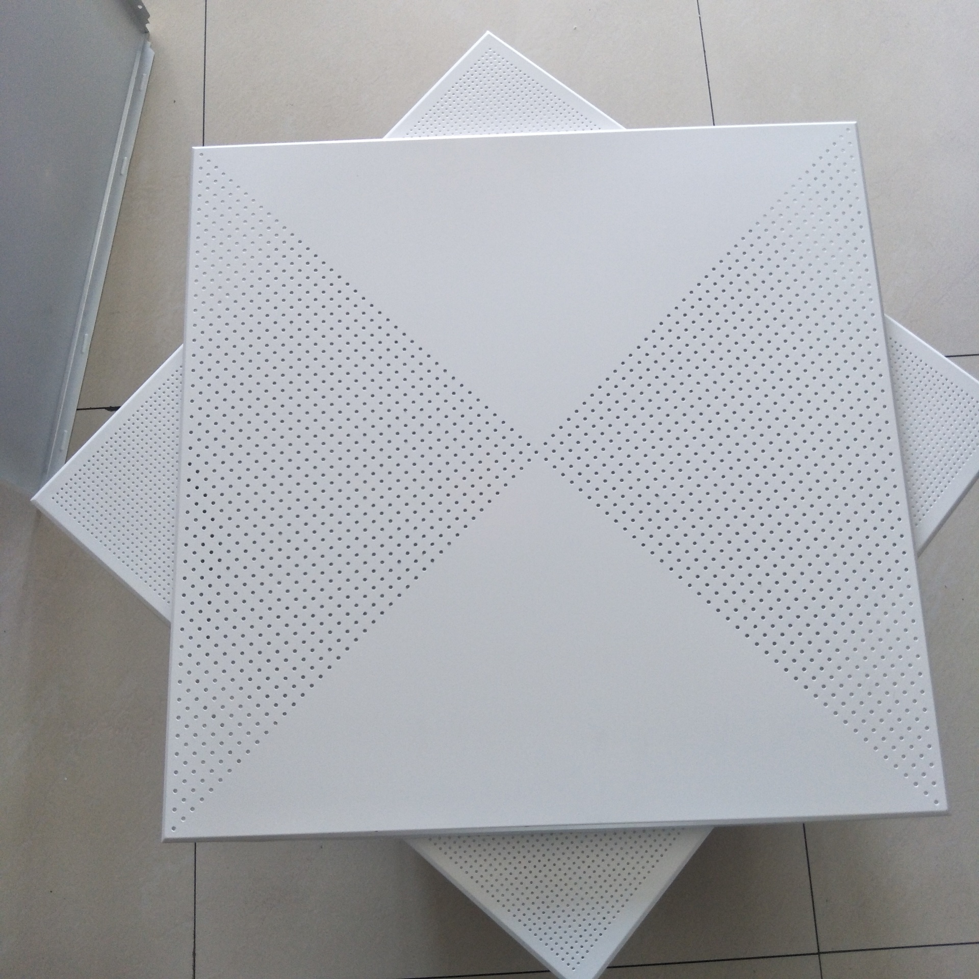 Panel de botón de aluminio vs panel compuesto de aluminio